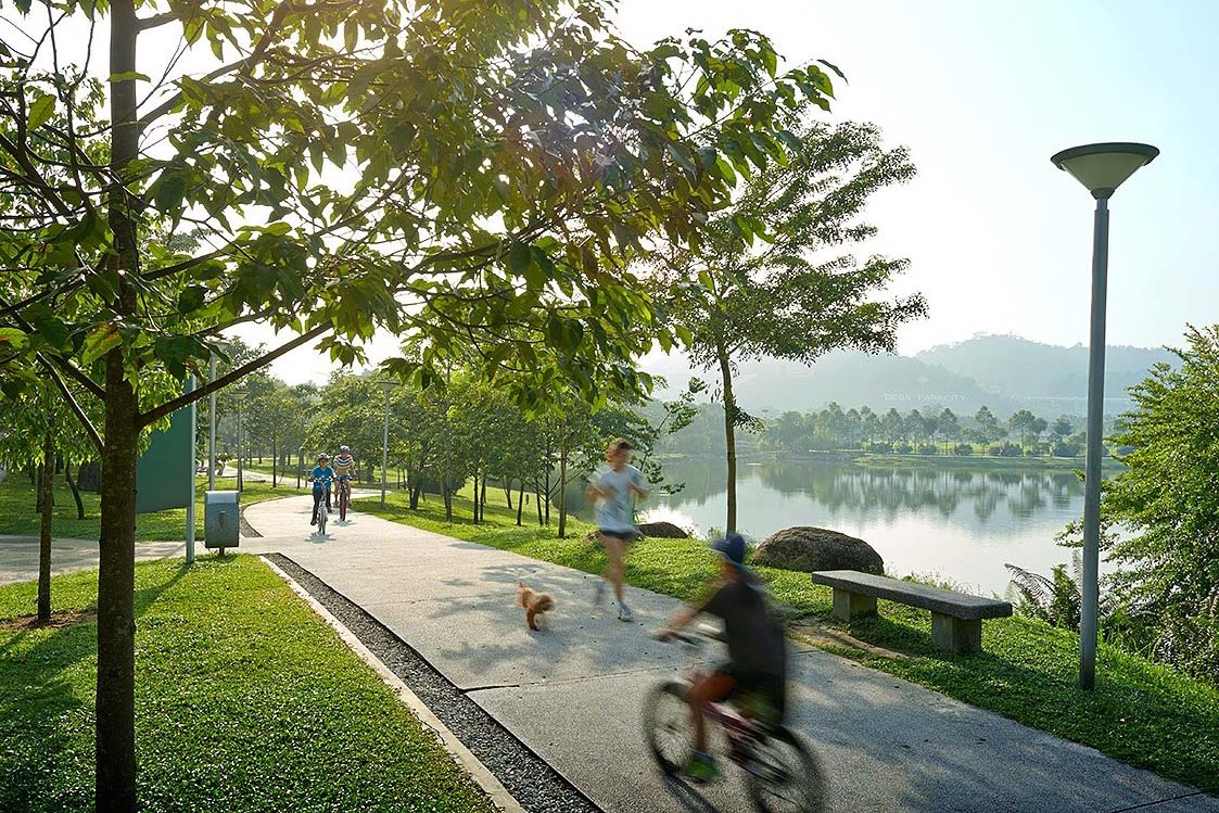 The lake and park setting at Central Park in Desa ParkCity