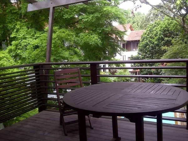 7 U-Thant · Reference balcony photograph