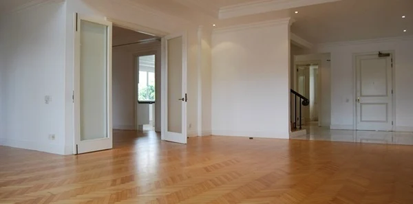 Seriska · Reference interior photograph